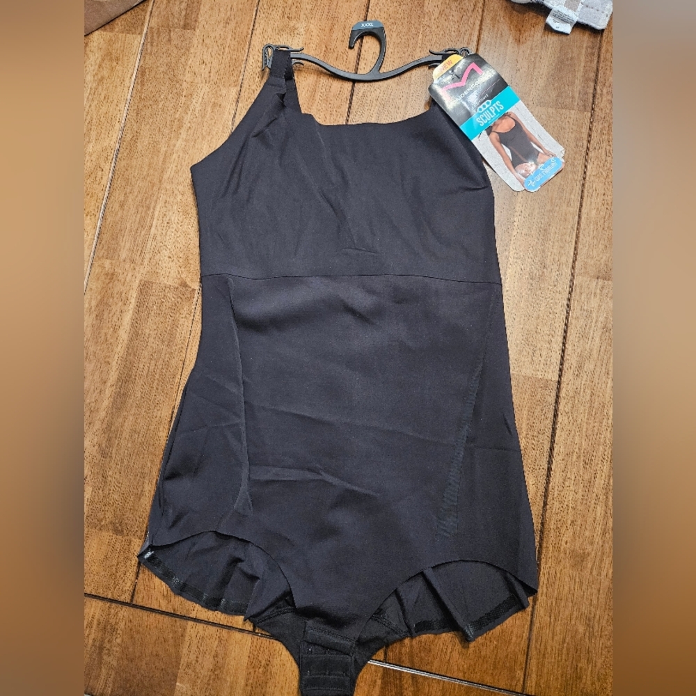✨️NWT✨️ Maidenform Sculpting One Piece. Size 2XL- Black